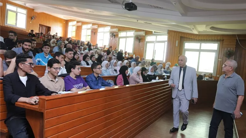 رئيس جامعة كفر الشيخ يتفقد سير العملية التعليمية بالجامعة الأهلية