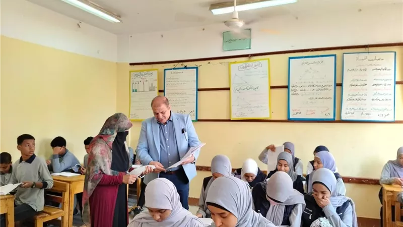 وكيل التعليم بقنا يواصل جولاته المفاجئة لمتابعة انتظام سير العملية