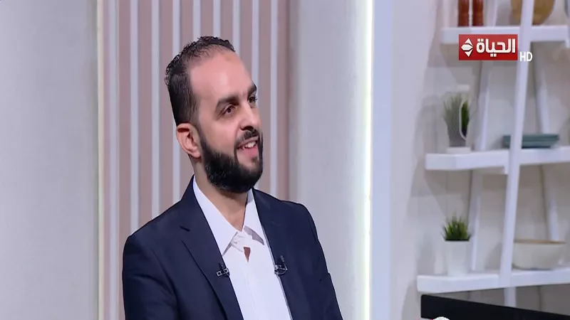 إزاي تسيطر على أبنائك في زمن السوشيال ميديا؟.. أخصائي نفسي يجيب|فيديو