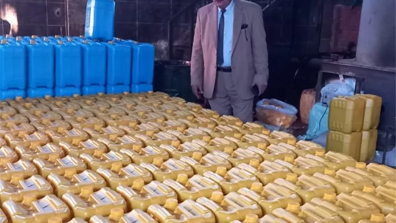 ضبط 8900 عبوة شحم منتهي الصلاحية قبل بيعهم في الأسواق بدمياط