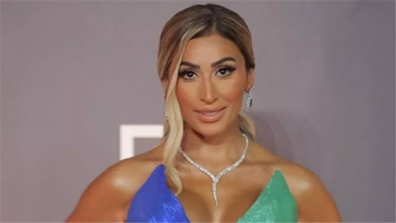 حلا شيحة تدعم دينا الشربيني: «مش خرابة بيوت والزواج والطلاق قسمة ونصيب»