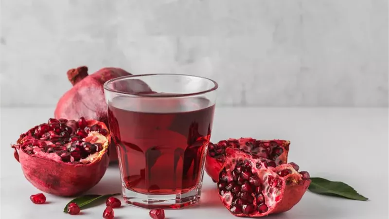 بذور الرمان أم عصيره.. أيهما أفضل لصحة القلب والألياف؟