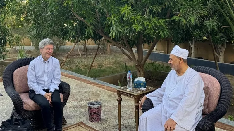 شيخ الأزهر يستقبل المفكر العالمي جيفري ساكس بمنزله في الأقصر