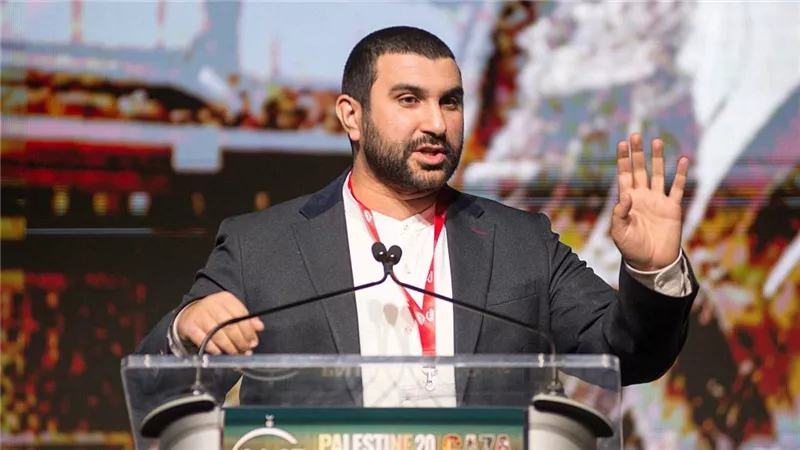 المعلق البريطاني سامي حمدي يدرس اتخاذ إجراء قانوني ضد أمريكا بسبب احتجازه