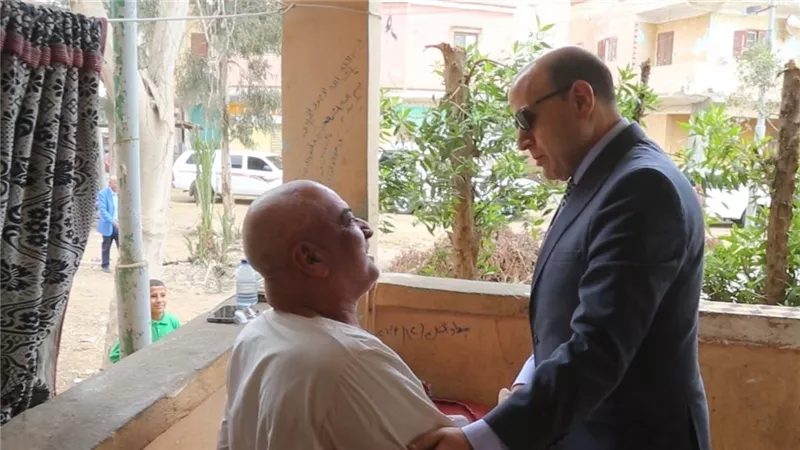 في لفتة إنسانية.. محافظ كفرالشيخ يستجيب لمواطن ويزور والده المريض بمنزله