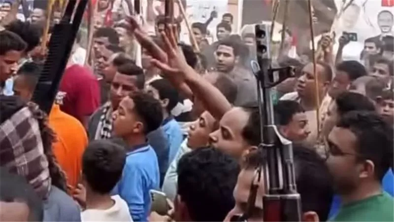 أنصار مرشح يحتفلون بفوز مرشحهم بانتخابات النواب بقنا بإطلاق أعيرة نارية