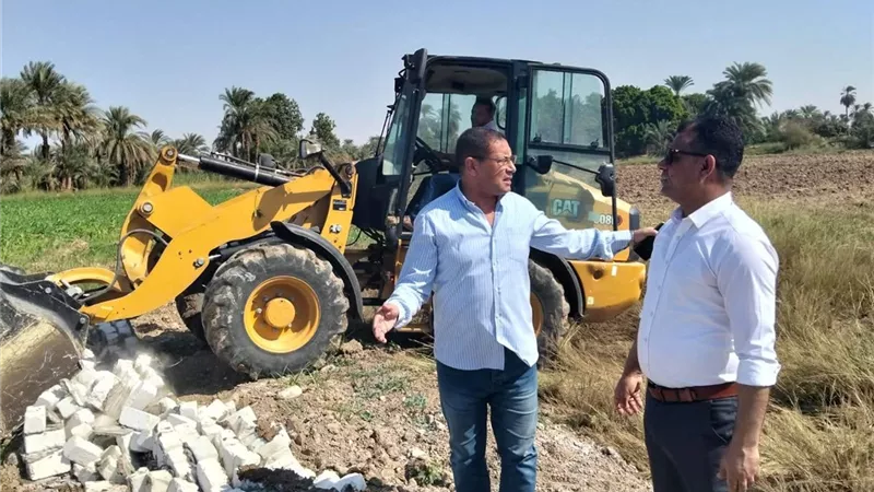 إزالة عدد 4 حالات بناء مخالف خلال حملة مكبرة بمدينة البياضية في الأقصر