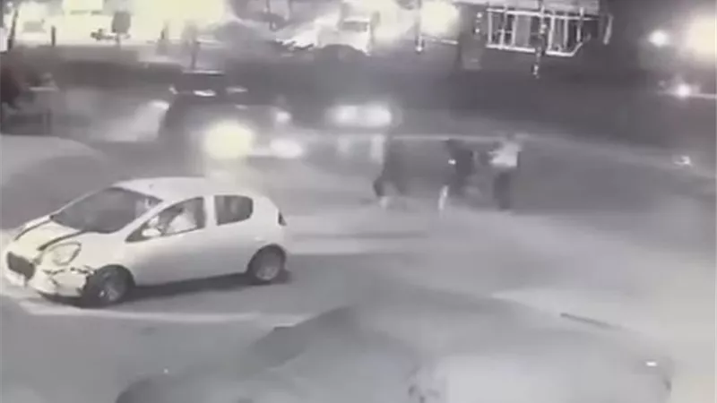 سباق سيارات بالمقطم يتسبب في دهس 3 طلاب بالجامعة الحديثة