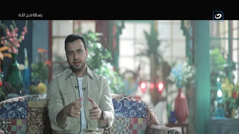 مصطفى حسني: الظلام يغري لكن النور يهدي.. حوار بين أهل النور وأهل الظلام