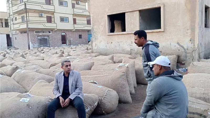 وكيل زراعة كفر الشيخ يتابع الجمعيات الزراعية للتأكد من صرف الأسمدة