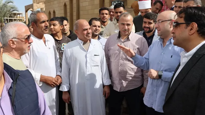 محافظ بني سويف يستمع لشكاوى المواطنين عقب صلاة الجمعة
