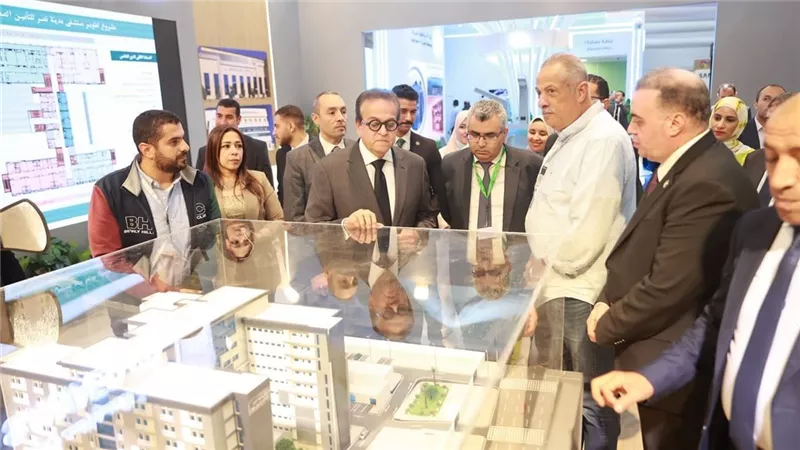 وزير الصحة يتفقد معرض التحول الرقمي «هيلث جيت» وجناح المجموعة الوزارية