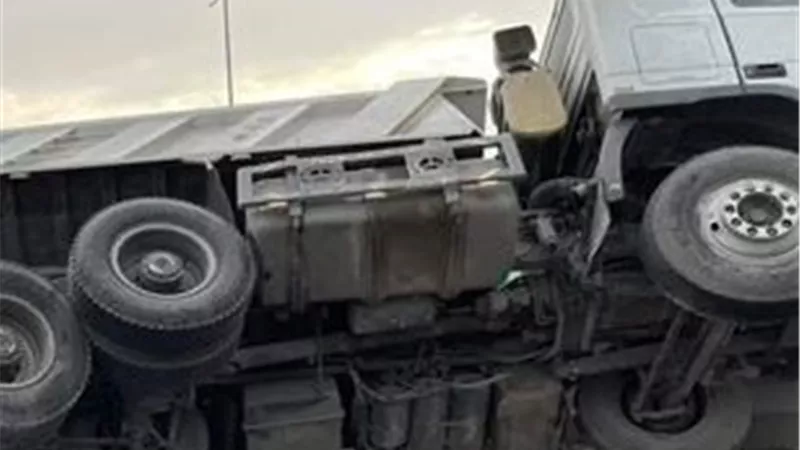 إصابة سائق في انقلاب سيارة نقل بمنشأة القناطر 