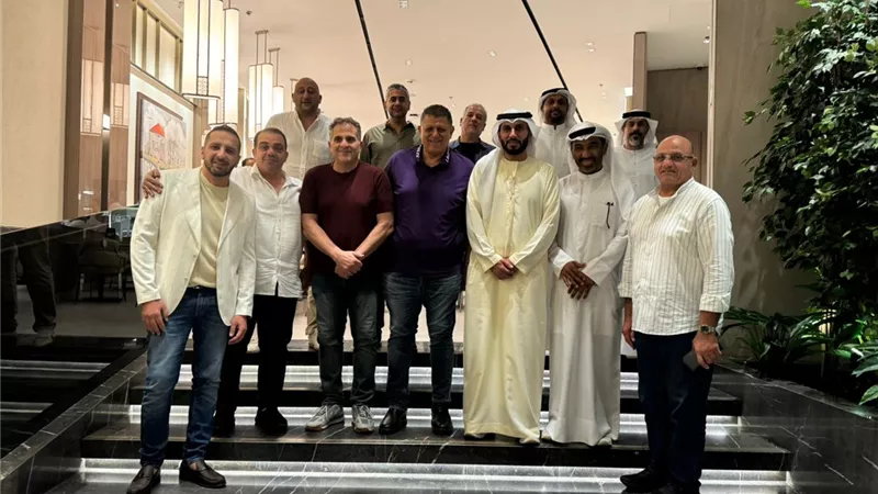 خالد فتحي يشكر الاتحاد الإماراتي ويهدي رئيسه درعًا لاستضافة السوبر المصري