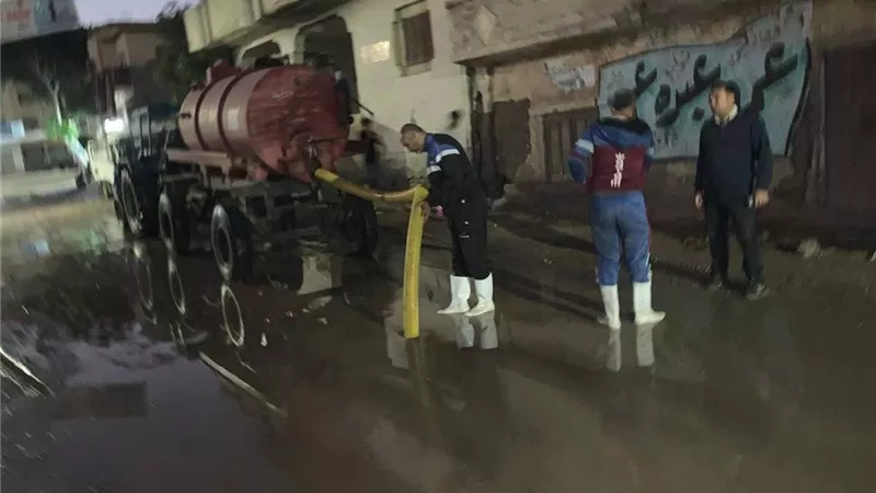محافظ الشرقية يتابع مع رؤساء المراكز أعمال شفط مياه الأمطار من الشوارع