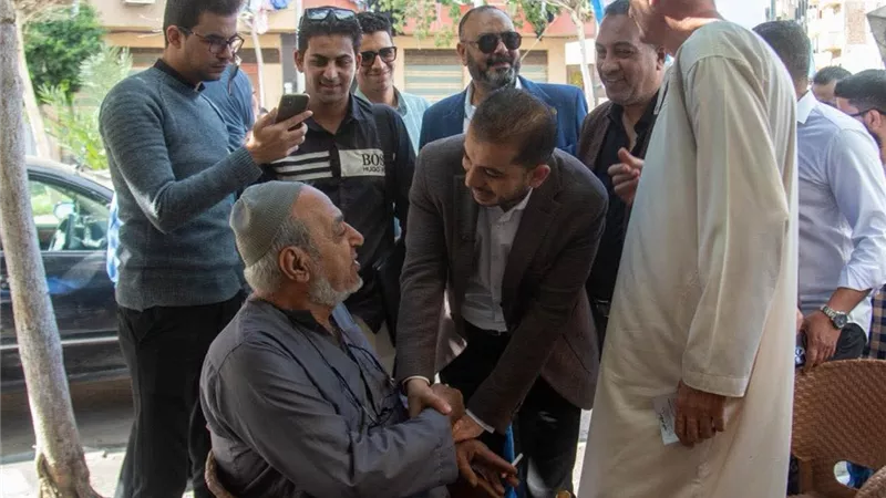 بالحلويات من البلكونة.. أهالي بورفؤاد يستقبلون إسلام فليه مرشح النواب 