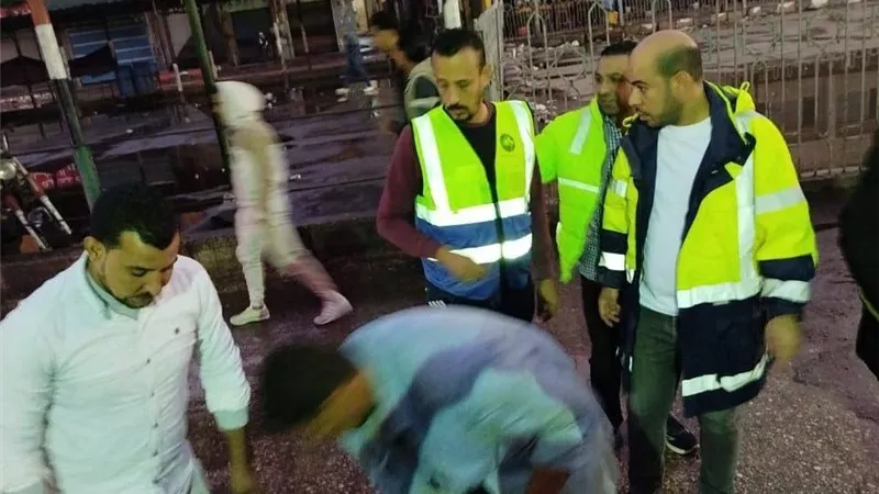 عقب أمطار غزيرة.. رفع مياه الأمطار من شوارع وميادين بيلا ليلاً