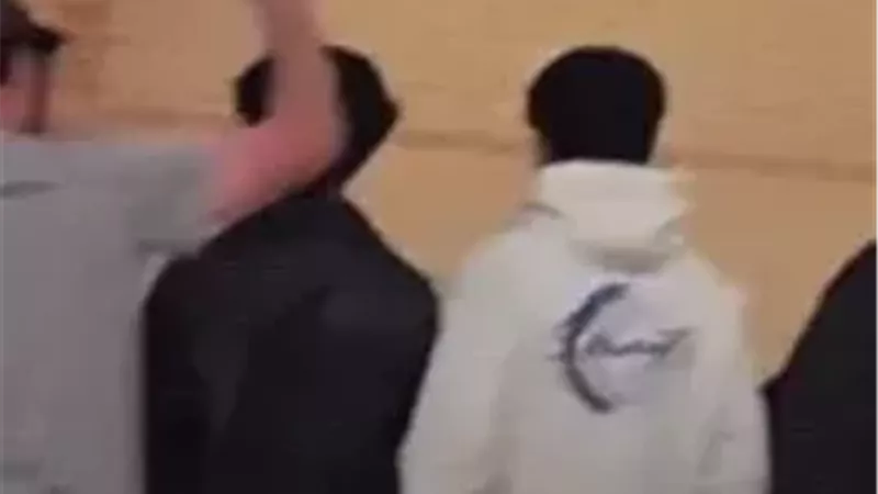 أمريكي يعتدي على شباب مسلمين أثناء الصلاة في ولاية تكساس |فيديو