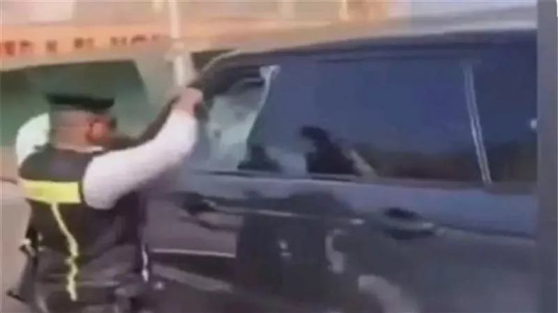 نقيب شرطة: السائح الكويتي قاومنا بعنف واضطررت لكسر زجاج السيارة|خاص