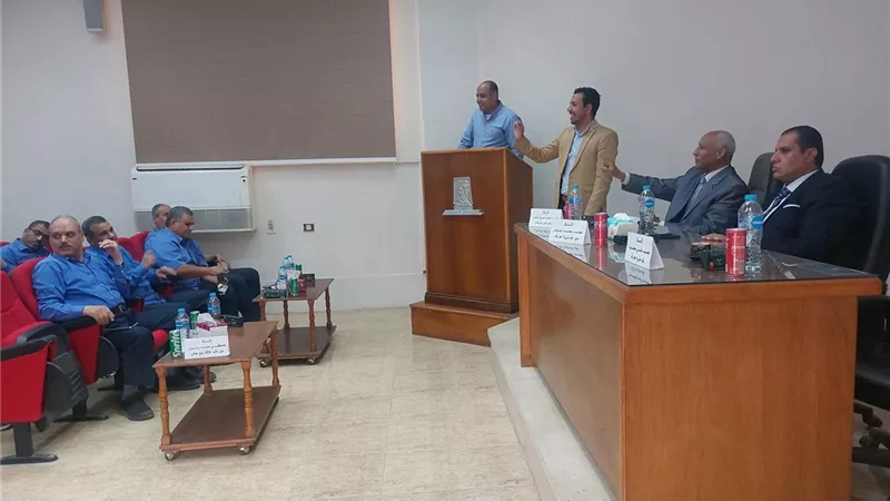 القوى العاملة تشرح قانون العمل الجديد داخل أكبر قلعة صناعية بقنا