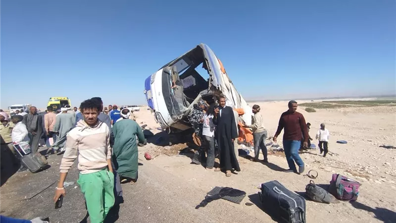 صور|«بقى خردة».. مصرع شخص وإصابة 23 في حادث انقلاب أتوبيس بالأقصر 