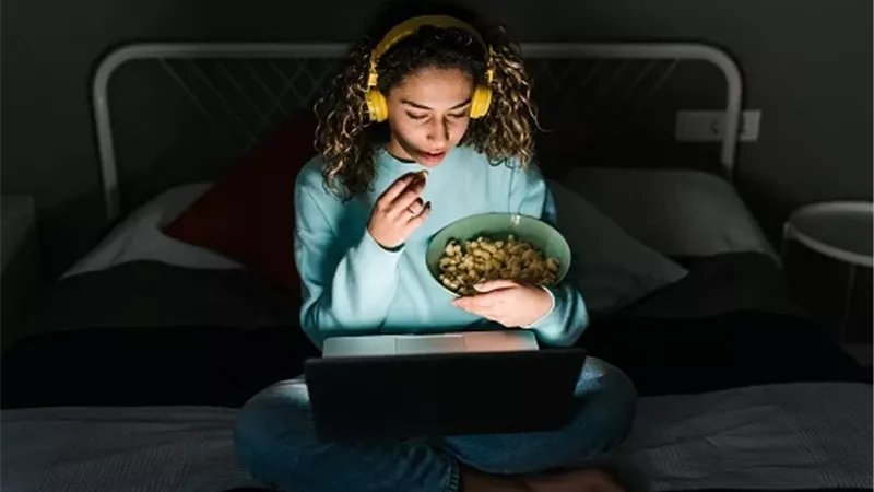 احذرهم.. 7 أطعمة يجب أن تبتعد عنهم ليلًا قبل النوم