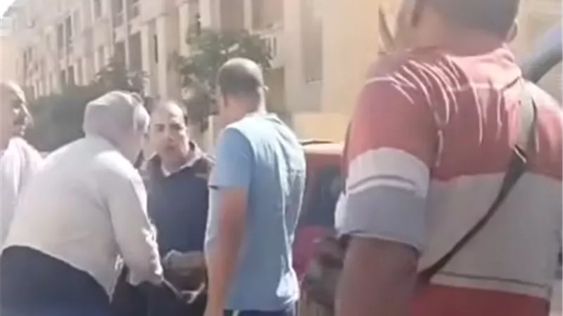 «بسبب المدام».. شاب يعتدي على مسن بصاعق كهربائي والأمن يلاحقه