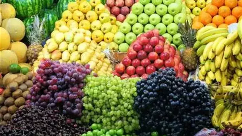 أسعار الفاكهة اليوم.. انخفاض الفراولة وارتفاع اليوسفي والعنب في سوق العبور