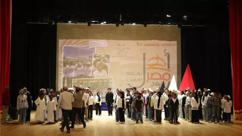 محافظ أسوان يتابع الحالة الصحية لمصابي حادث أتوبيس الطلاب
