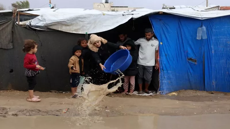 ليلة قاسية في غزة تحت المطر.. نداءات عاجلة لإنقاذ الأسر من كارثة إنسانية