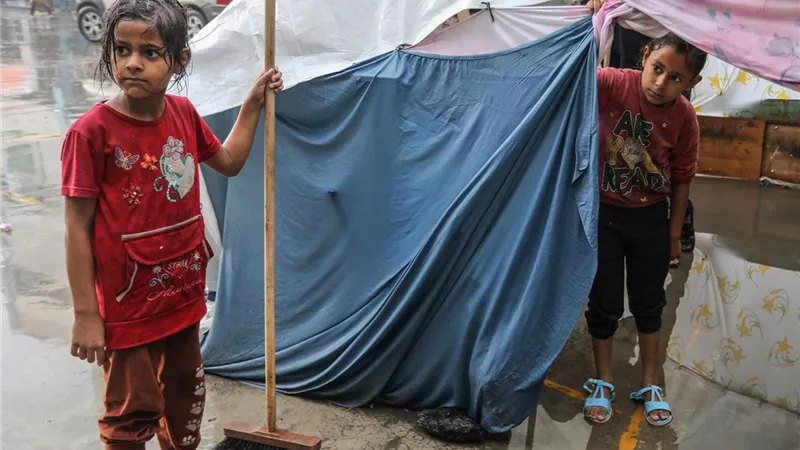 «الوطني الفلسطيني»: الظروف الجوية القاسية تدفع أهالي غزة نحو كارثة مركبة