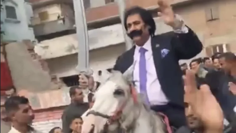 أحمد أبو شنب مرشح الدائرة الخامسة بالشرقية يجوب المركز بحصان وسيف 