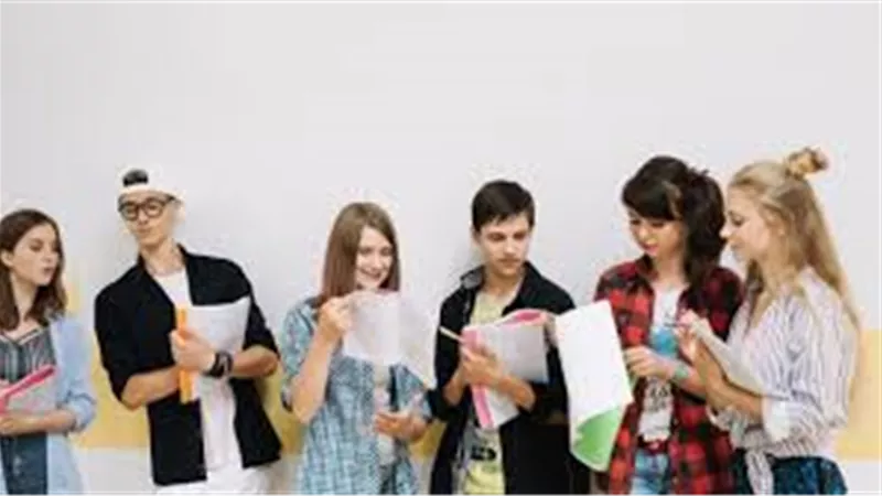 هل الصداقة بين الشباب والبنات على فيسبوك حرام؟.. أزهرية تجيب