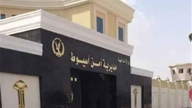 مقطع فيديو لسائق تاكسي يضعه خلف القضبان بسبب الأجرة في أسيوط