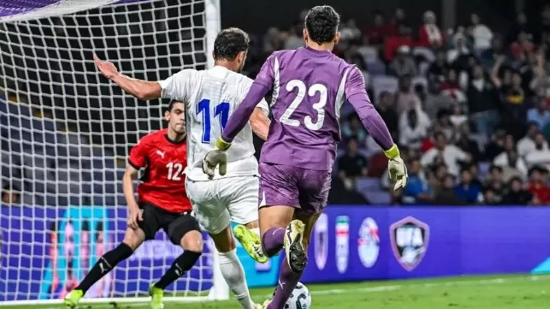 العميد يحذر وصلاح يتدخل .. تفاصيل خناقة زلاكة بـ مباراة مصر وأوزبكستان 