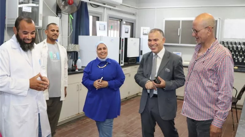 رئيس مياه الفيوم يتفقد محطة معالجة الصرف الصحي بقحافة والمعمل المركزي