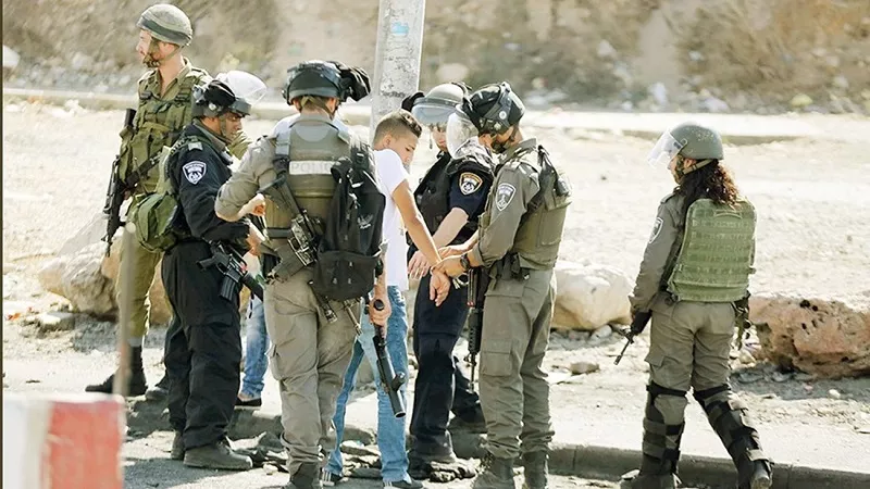  قوات الاحتلال الإسرائيلي تداهم منازل الأسرى الفلسطينيين|فيديو