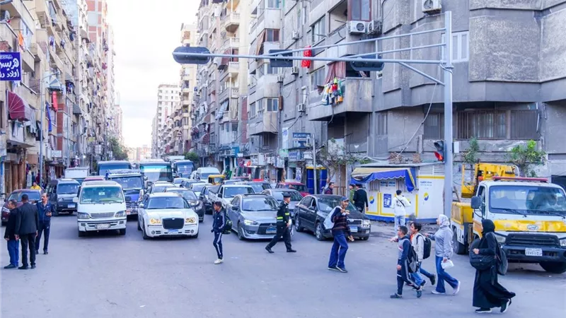 بعد ساعات من جولة محافظ الإسكندرية بالفلكي..تركيب الإشارة المرورية الجديدة