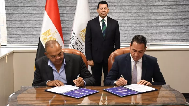 وزير الرياضة يشهد توقيع بروتوكول تنظيم بطولة العالم للسباحة بالزعانف