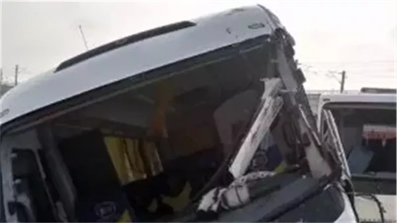 جهود مكثفة لضبط السائق المتسبب في حادث تصادم ميني باص بـ كشك      