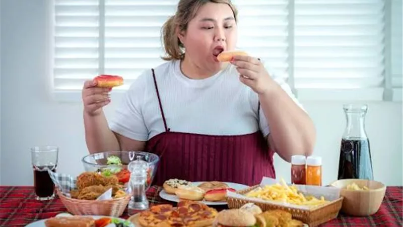 أبرزها السمنة.. 10 أمراض يسببها الإفراط في تناول الطعام 