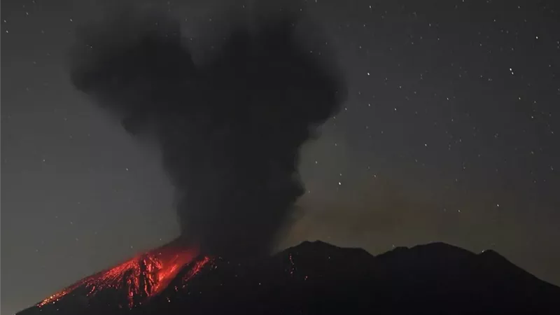 اليابان تحذر من تساقط الرماد إثر ثوران بركاني في جنوب البلاد