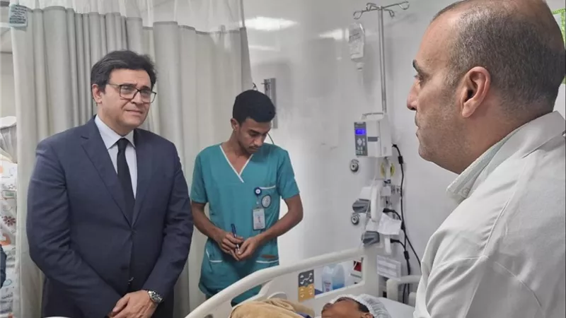 وزير الثقافة يزور طلاب أسوان المصابين بحادث طريق إسنا