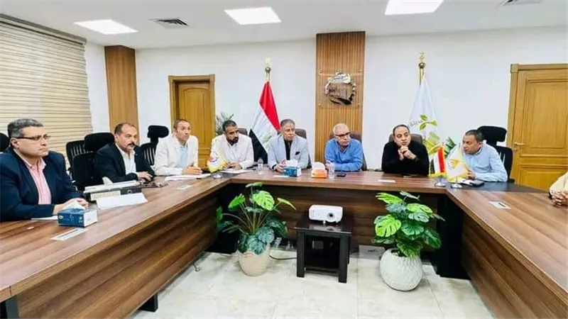 الإسكان تتابع ملف التقنين ومعدلات التنفيذ بالأراضي المضافة بالعبور الجديدة