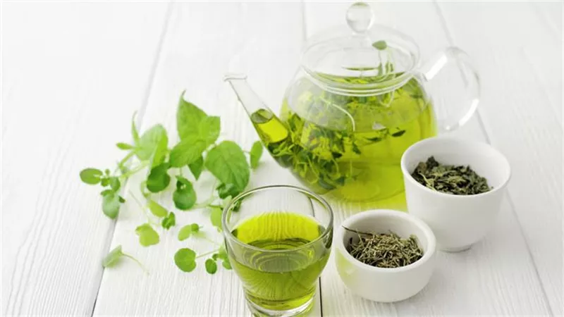 10 أعراض يسببها الإفراط في تناول الشاي الأخضر .. احذرها