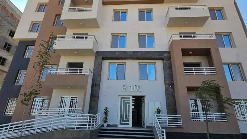 وزير الإسكان يتابع تنفيذ أكثر من 8.600 وحدة بمشروع 