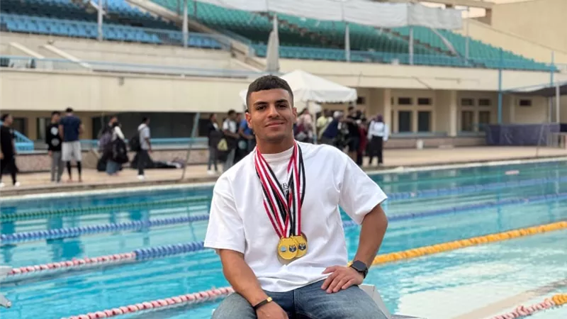 أحمد عوض طالب بجامعة الإسماعيلية الأهلية يحصد ذهبية السباحة بكأس العالم