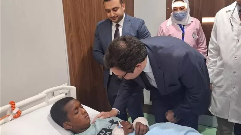 وزير الثقافة يزور طلاب أسوان المصابين بحادث طريق إسنا بالأقصر