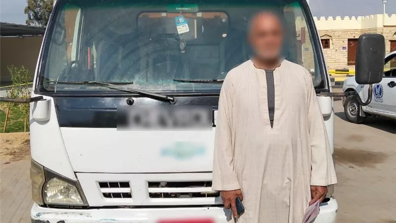 «مصابيح خلفية تعيق الرؤية».. القبض على سائق نقل عرض حياة المواطنين للخطر