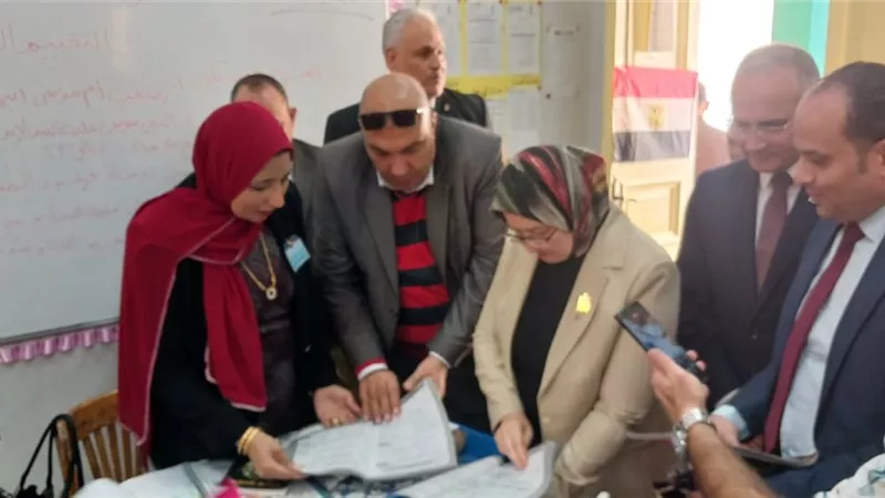 رئيس الإدارة المركزية للتعليم العام تتفقد مدارس دمنهور